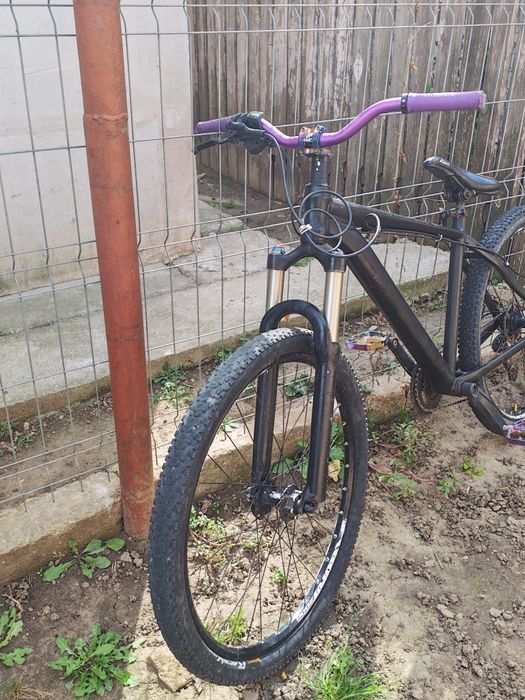 Vând dirt jumper nu știu firma