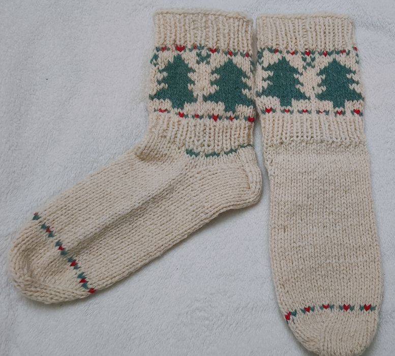 Коледни и обикновени, вълнени чорапи и терлици, ръчно плетени