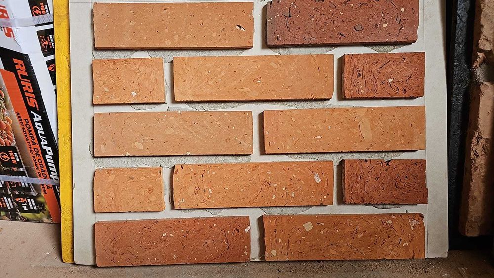 Caramidă feliată aparentă.