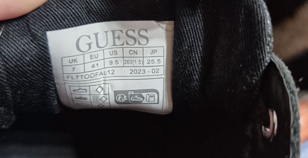 Кецове GUESS с релефно лого