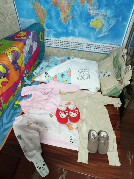 Манеж- кровать , одежда, игрушки  для новорожденного
