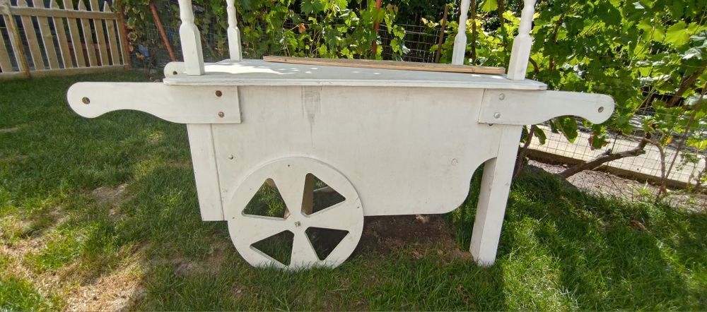 Căsuță din lemn cu acoperiș – ideală pentru evenimente, nunți, etc