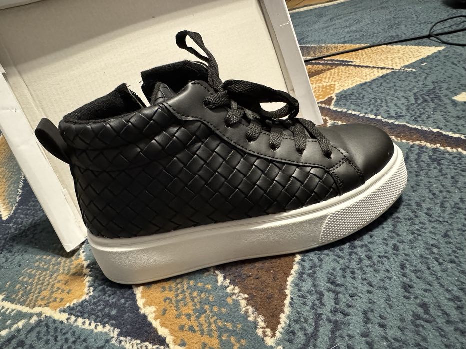 Продам осенние кеды на замке