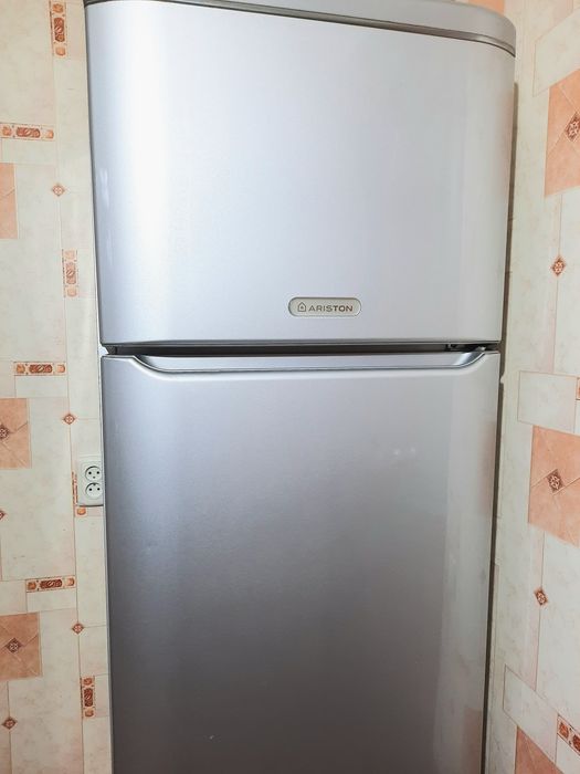Холодильник Ariston 175 см