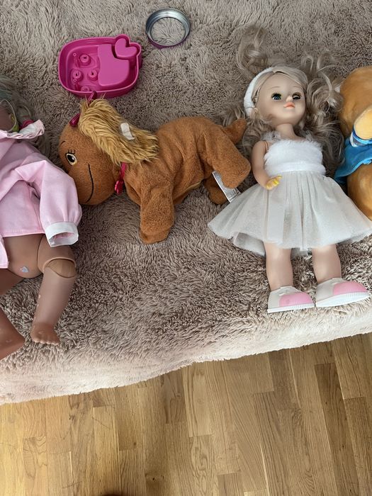 Плюшени играчки и кукли