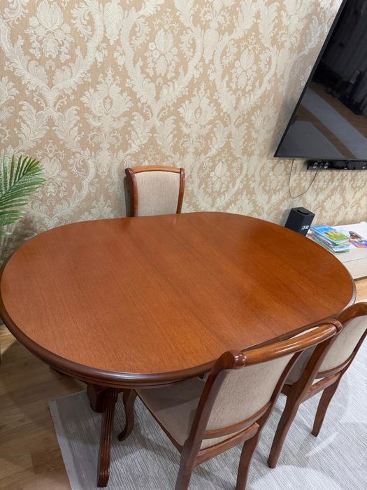 Продается стол со стульями