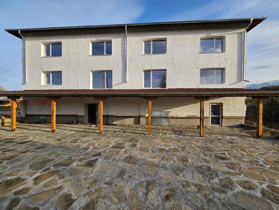 Къща в гр. Априлци, кв. Острец, РЗП 633 кв.м.