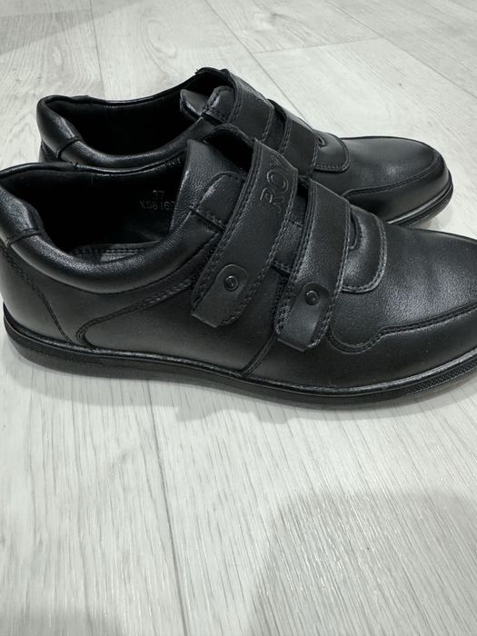 Продам новые туфли на мальчика