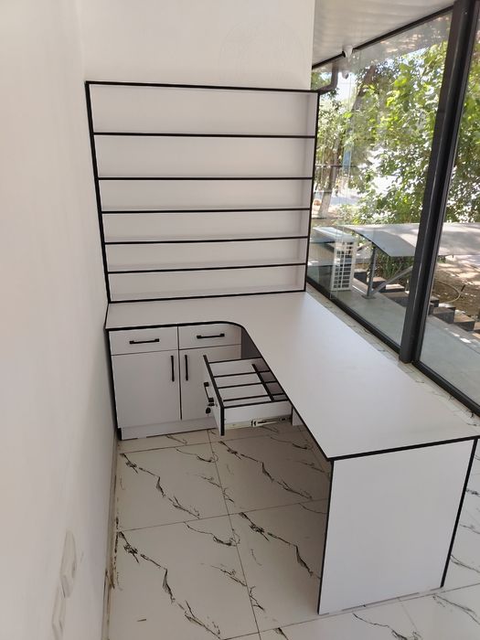 Кассовые столы ветрины стелажи на заказ