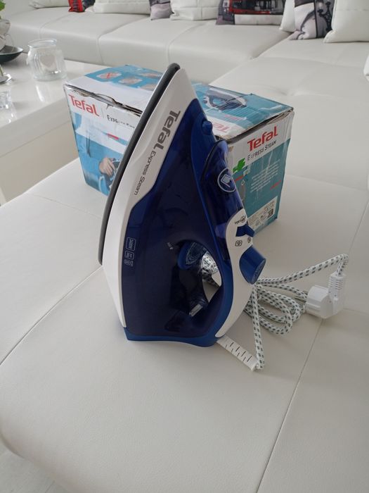Vând fier de calcat Tefal Express Steam produs de calitate superioara nou nouț.