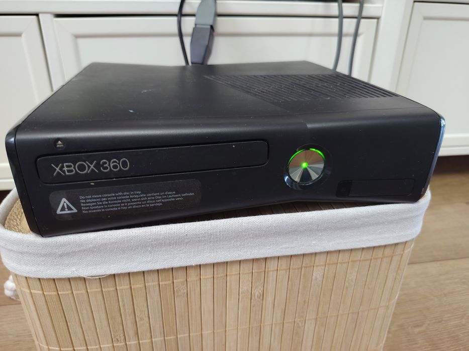 Vând xbox 360+manete+jocuri