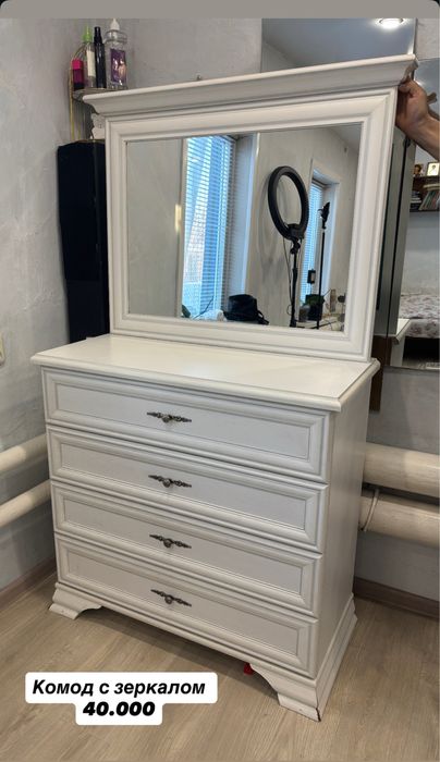 Комод с зеркалом