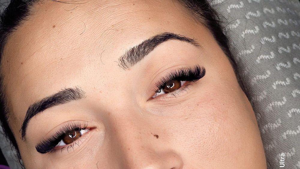 Поставяне на мигли