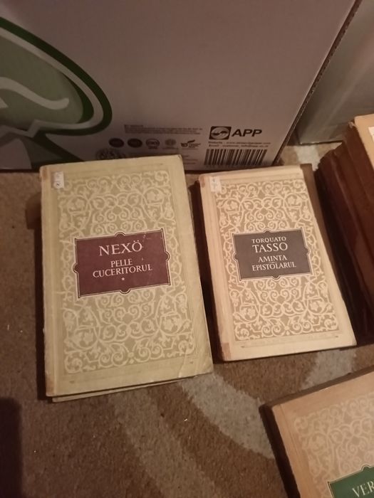 Vând cărți vechi.