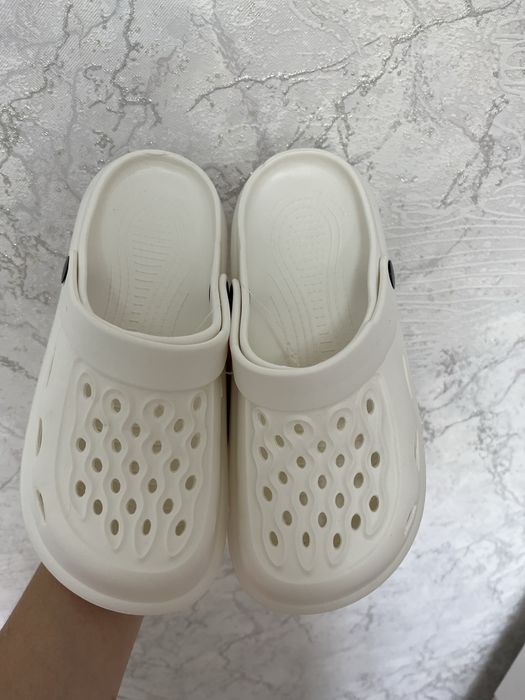Новые кроксы белые