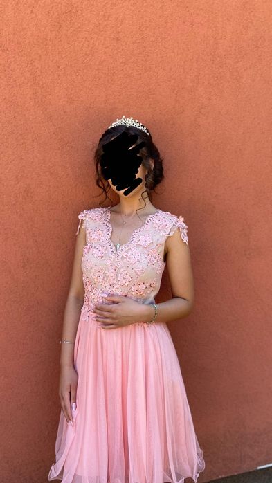 Рокля с дантела и камъни