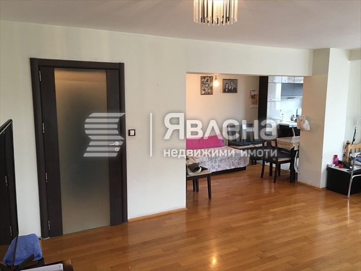 Двустаен апартамент с потенциал за преустройство в тристаен