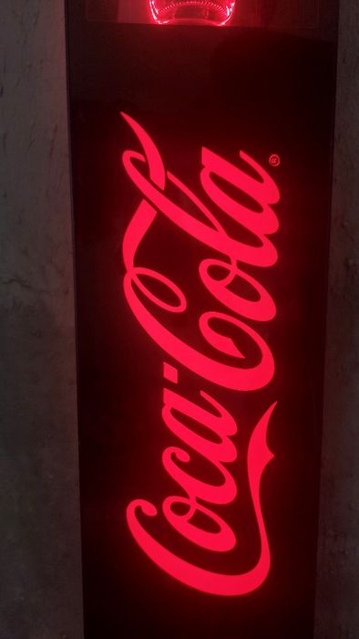 Stand iluminat cu logo si sticla coca cola