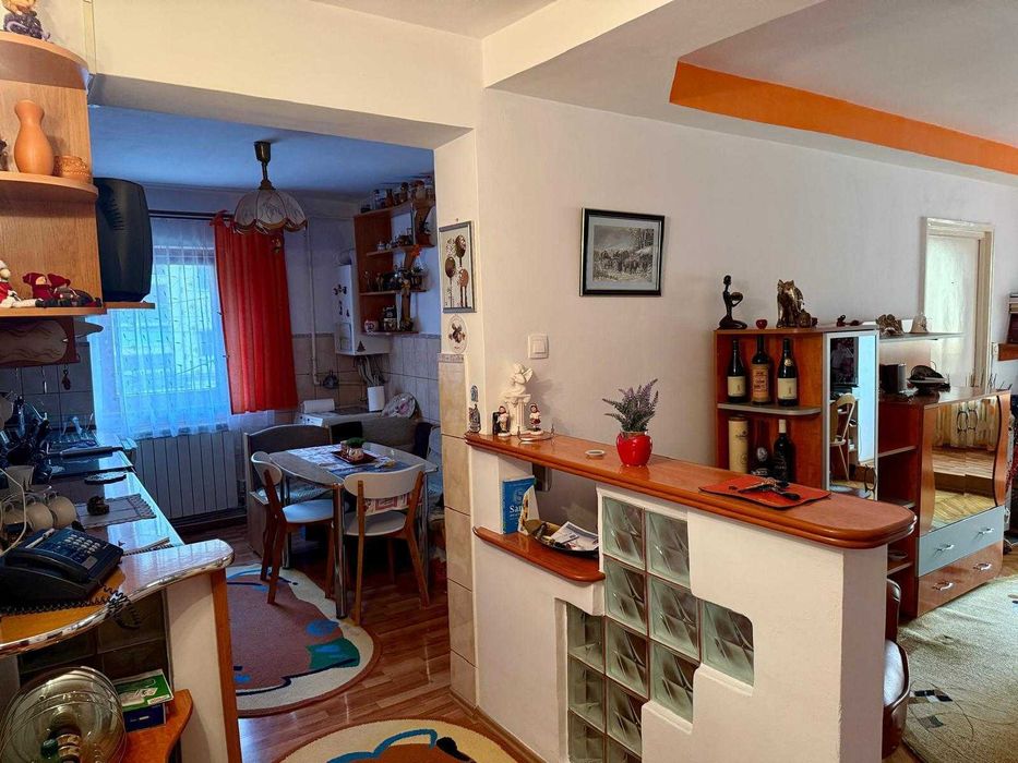 Apartament complet mobilat, zonă liniștită, spații pentru parcare auto