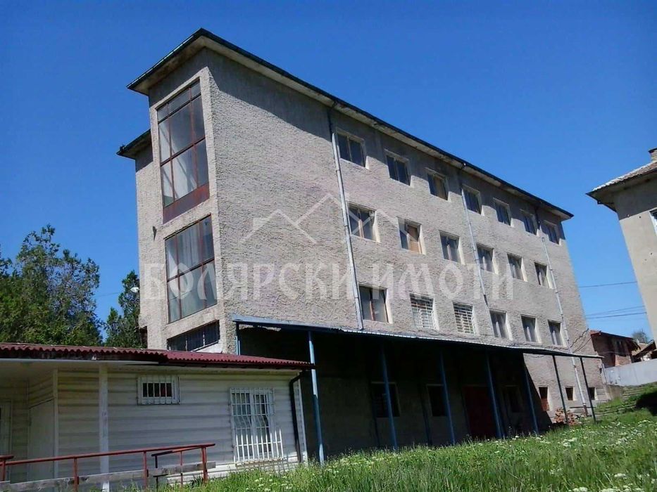 Търговска сграда в село Самоводене