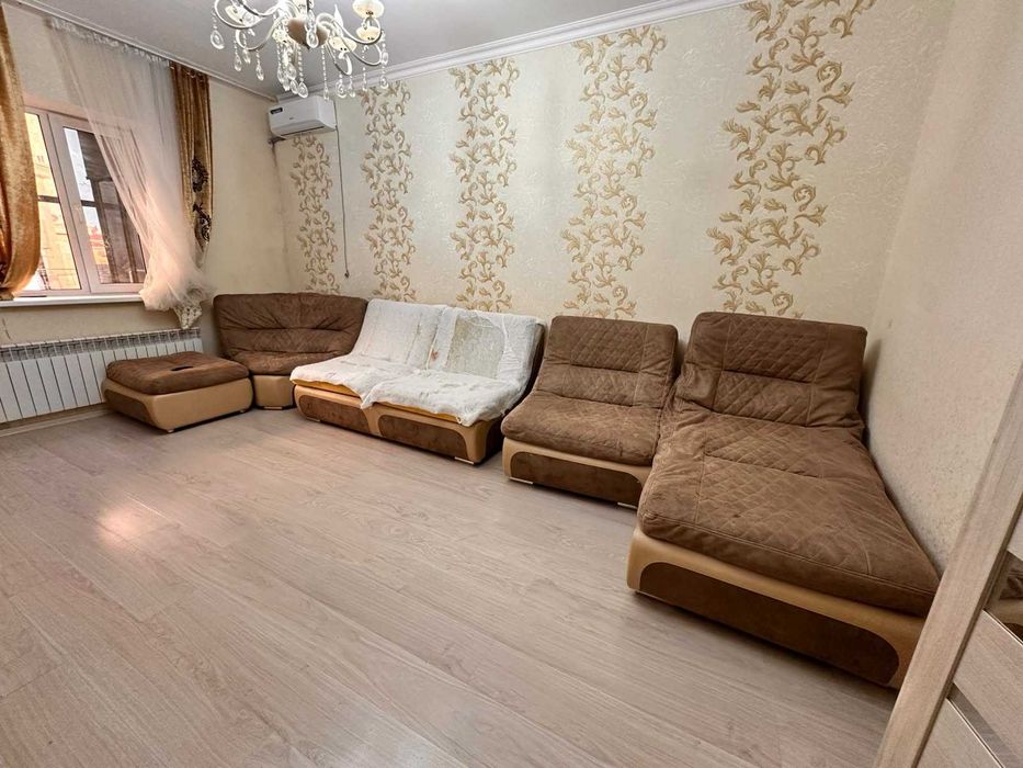 Продам диван 5,5 м (б/у) + пуф в прихожую