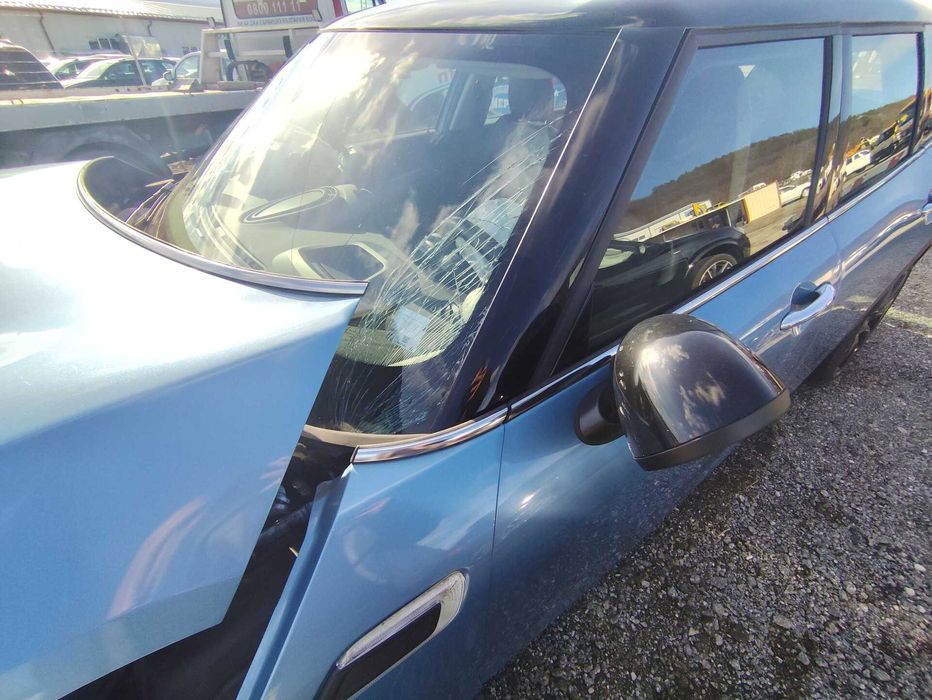 Продавам ударен MINI COOPER CLUBMAN 2017