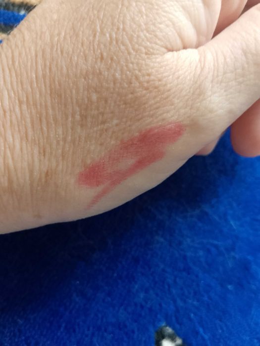 Помада красная новая