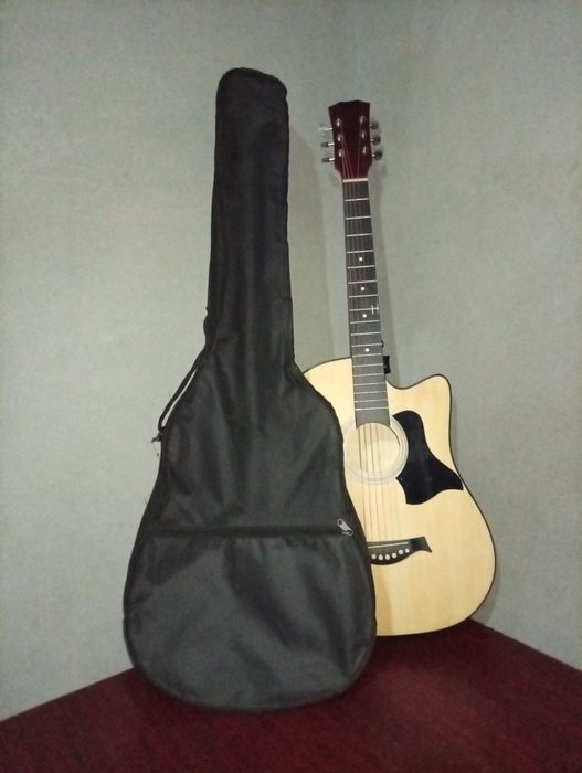 Akustik gitara . 6tasi birda tōplam. sotiladi