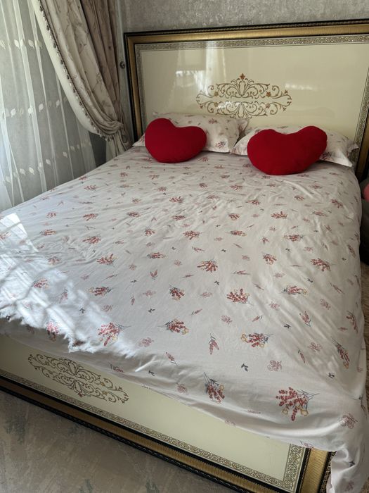 Спальня с двумя тумбочкой