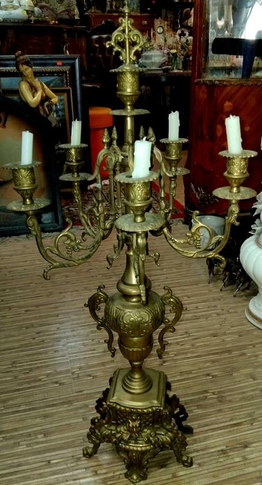 Старинен часовник с два свещника, много красива изработка!