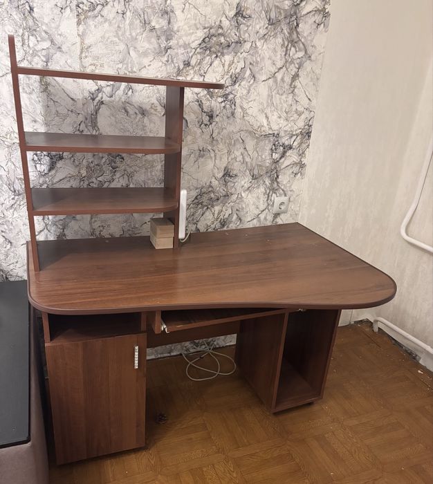 рабочий стол ,в зорошем состоянии