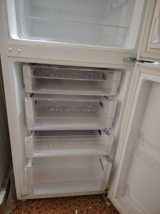 Продавам хладилник Samsung