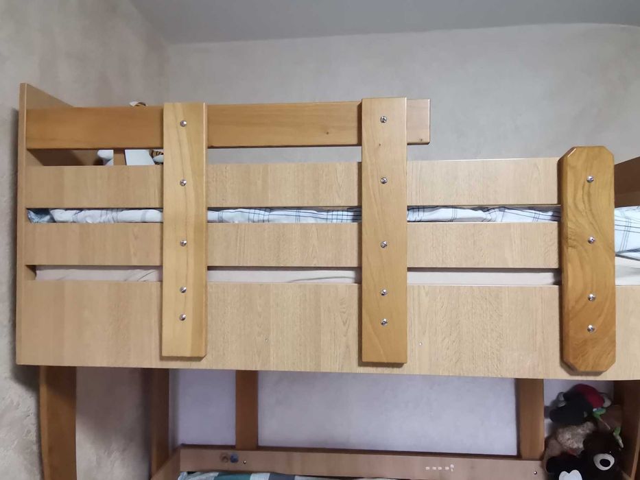 Двуетажно дървено легло с три чекмеджета