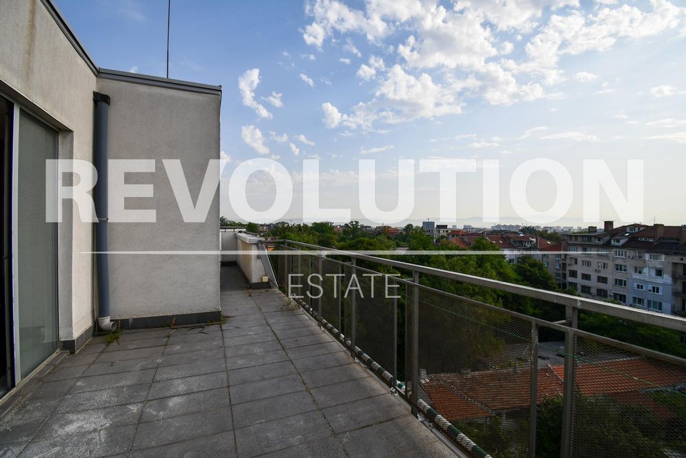 Мезонет с ГАРАЖ в центъра на София.