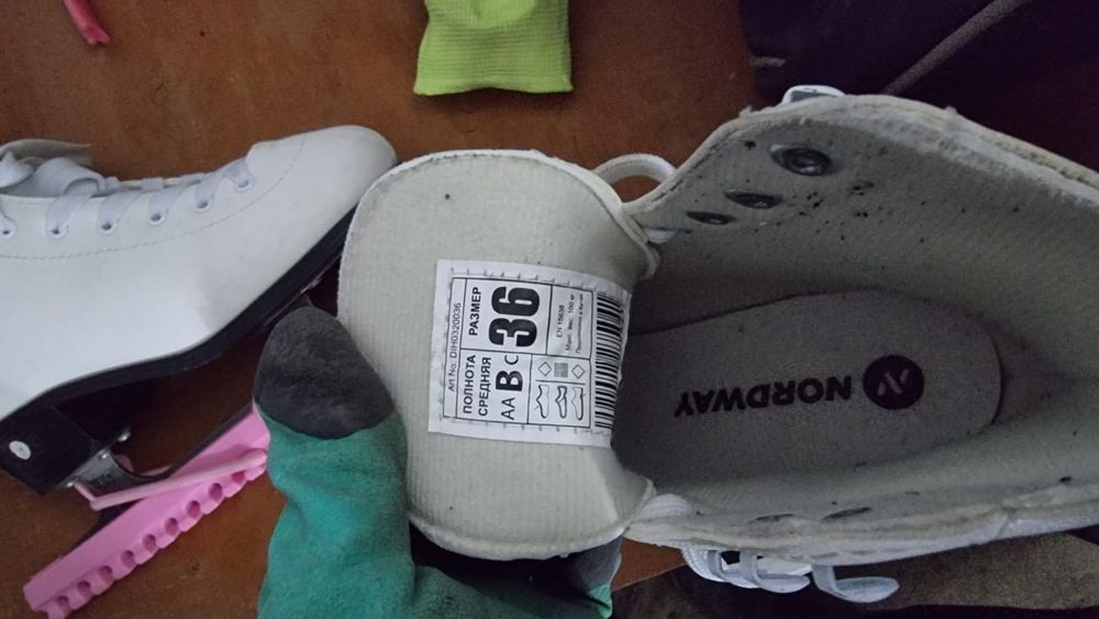 Продам женские коньки