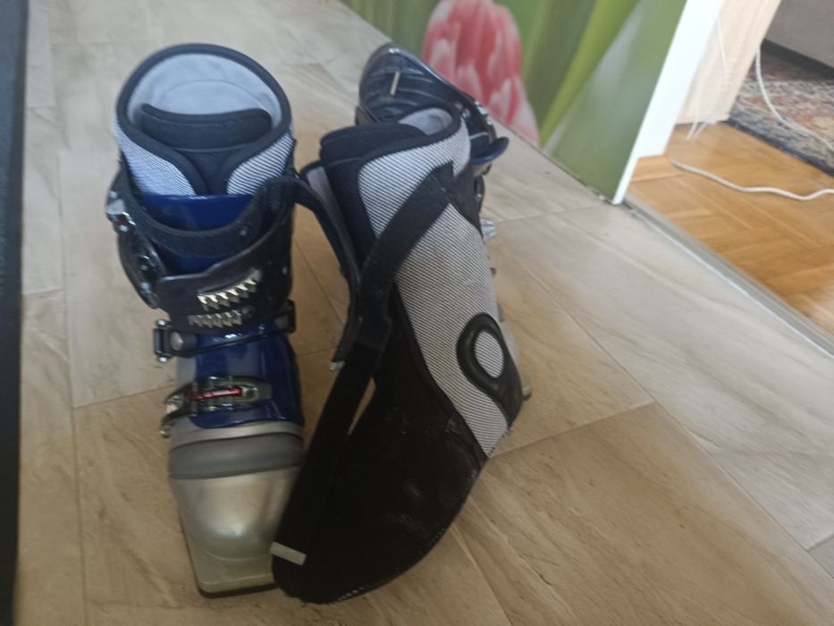 Ски обувки с чорапи