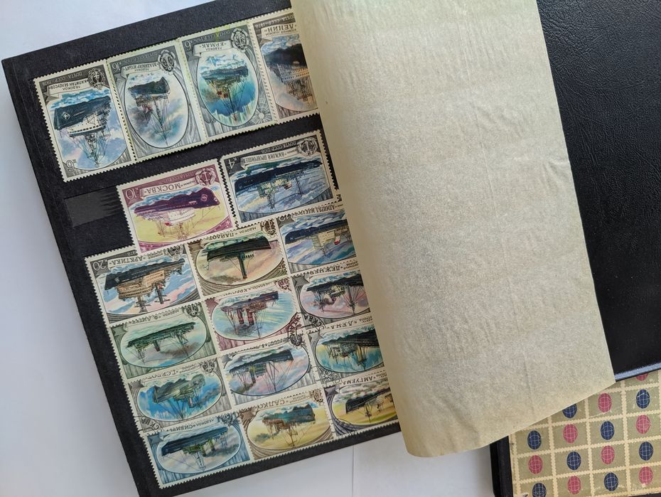 Продам 2 альбома с почтовыми марками.