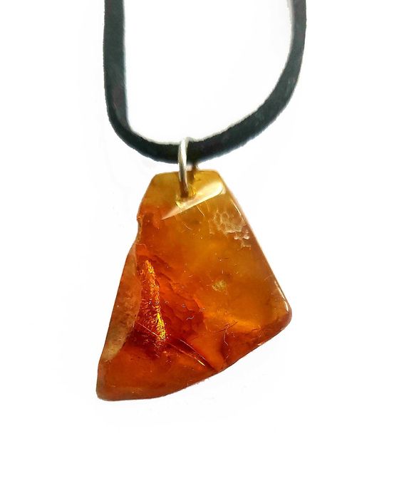 Кехлибарен кулон „Балтийско злато“ на кожена връв