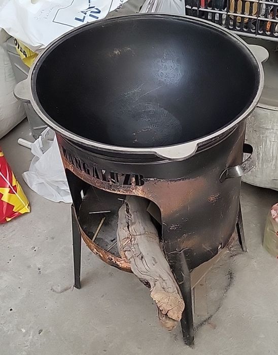 Чугунный казан с очагом