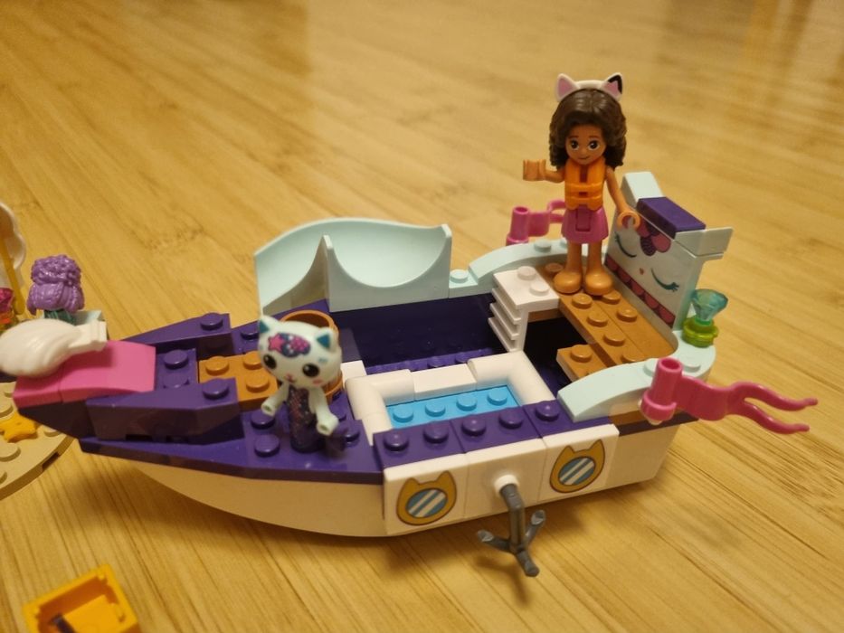 Lego Gabby Dollhouse - Barca de spa a lui Gabby si Pisirena