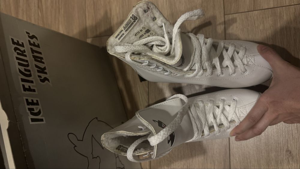 Продам коньки фигурные