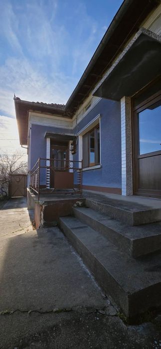 Едноетажна тухлена къща с голям двор в село Полски Сеновец