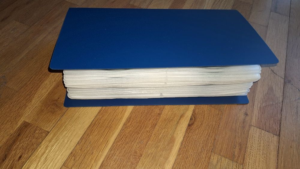 Класьор за DVD, заедно с 72бр. дискове с филми