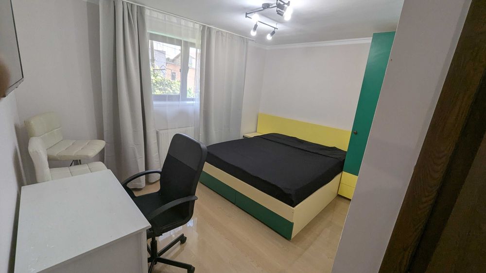 Proprietar vand apartament 3 camere in vila cu curte proprie
