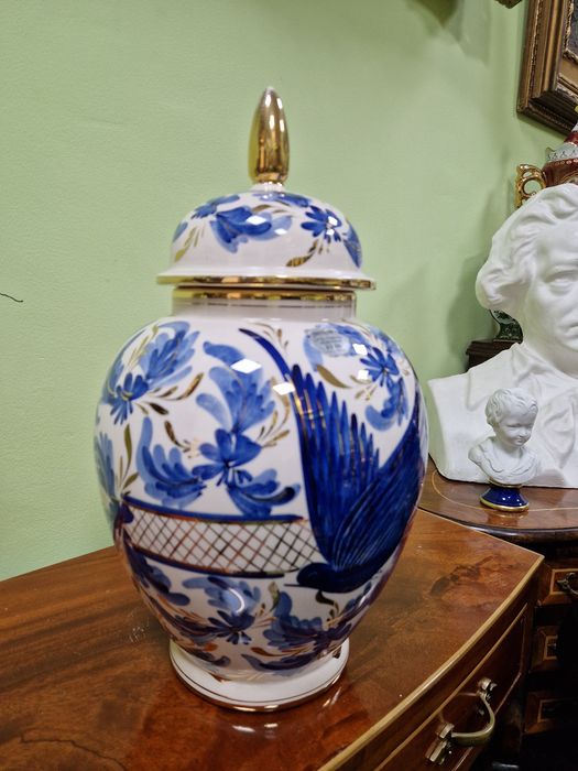 Страхотна антикварна белгийска порцеланова урна H. Bequet