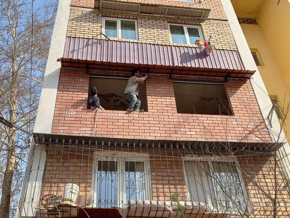 Установка  Козырьки над окнами