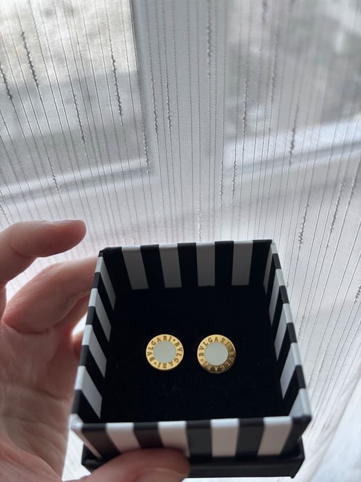 Accesoriu nou nou - cercei Bvulgari alb