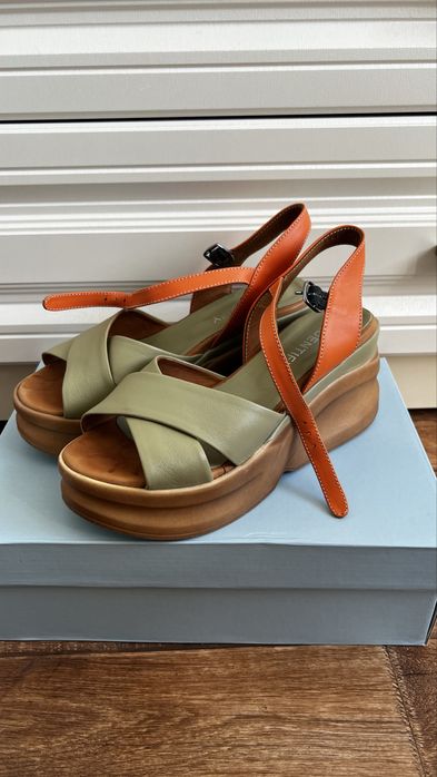 Продам босоножки кожаные