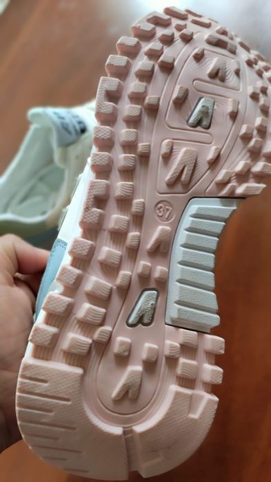 Кроссовки женские новые