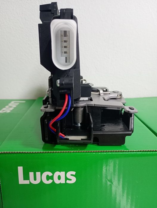 Замок двери передней левой